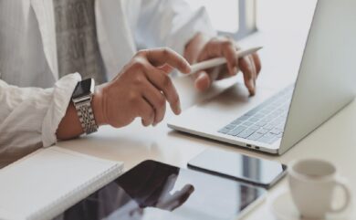 Universidad de Sevilla dispone de 140 plazas para profesionales administrativos