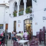 Oportunidad laboral en Fuenteheridos, Huelva: Conserje con beneficios excepcionales