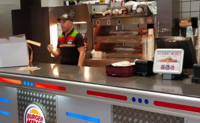 trabajador burger king foto